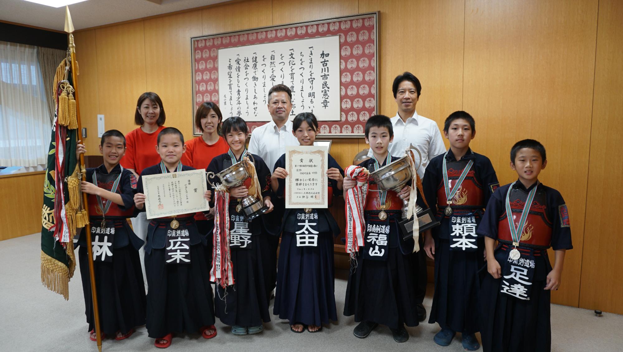 印南剣道場の関係者と選手、岡田市長