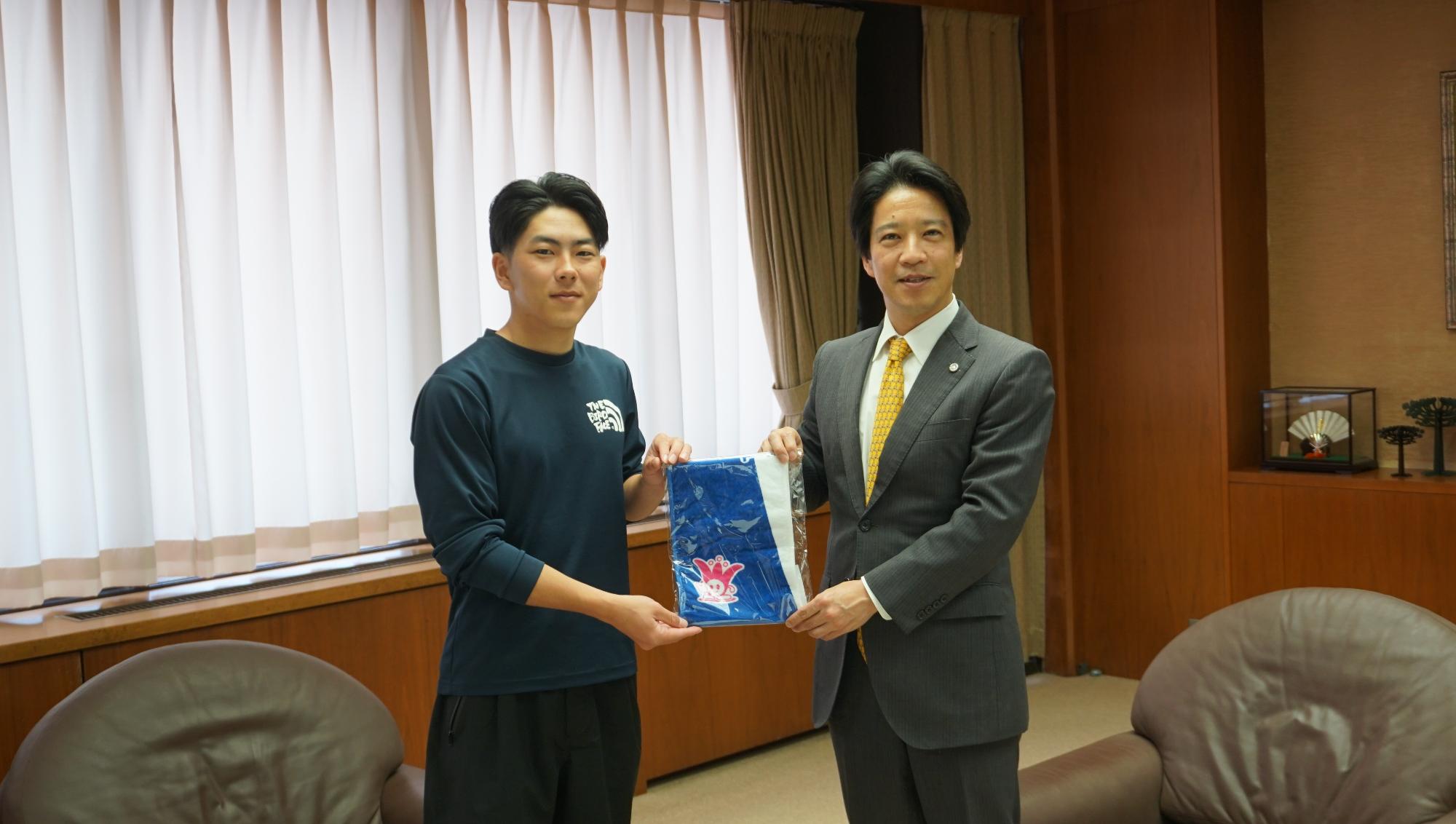 小原藍生さんと市長の写真