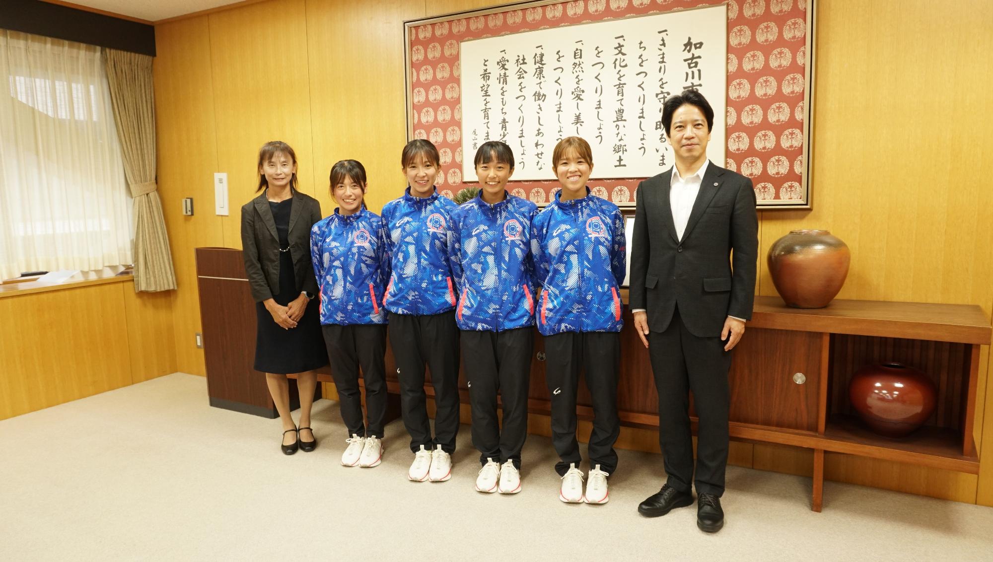 兵庫大学女子駅伝部の関係者と選手、岡田市長