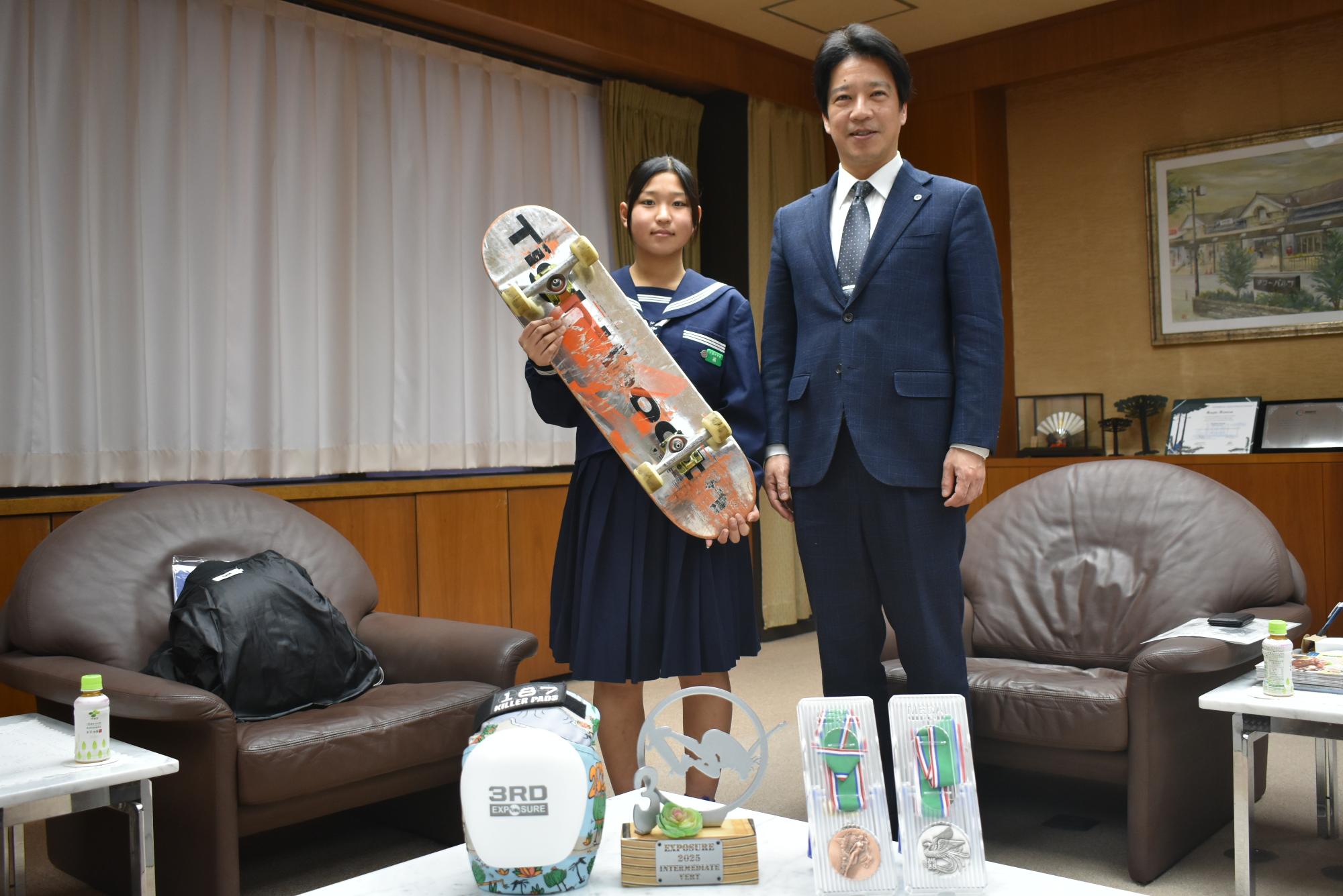 橘唯愛さんと市長の写真