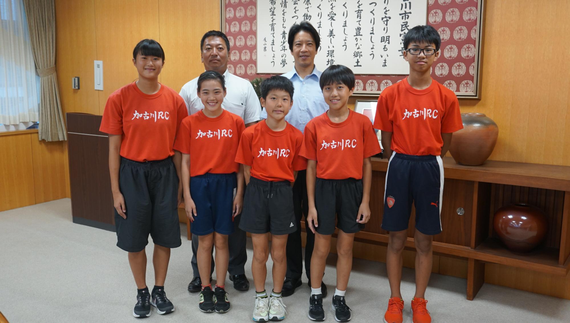 加古川ランニングクラブの関係者と選手、岡田市長