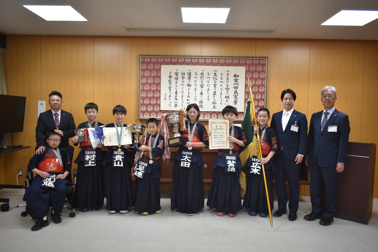 印南剣道場の皆さんと市長、教育長の写真