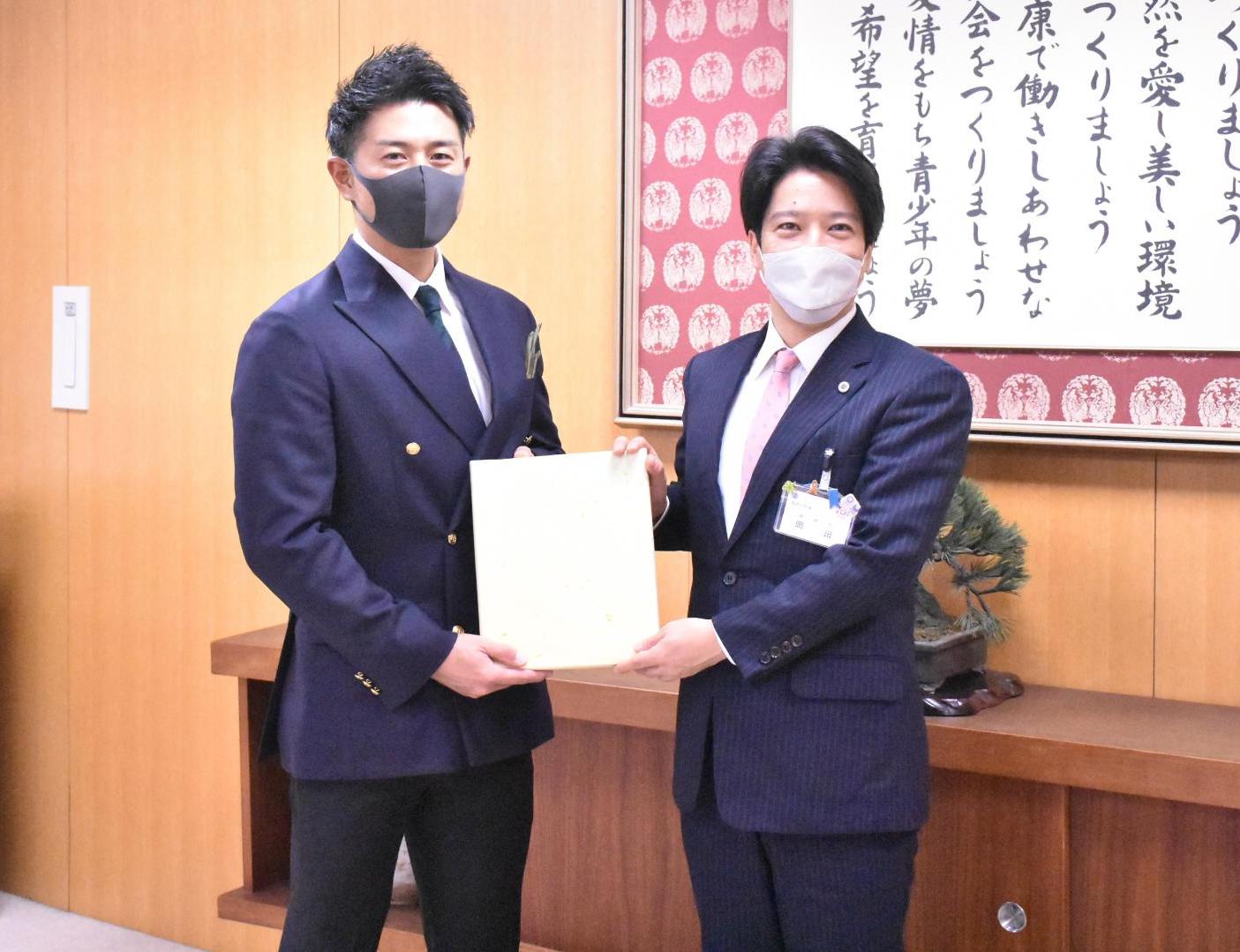 Best Body Japan 2021 日本大会でグランプリを獲得した佐佐木信綱氏と岡田市長の記念写真
