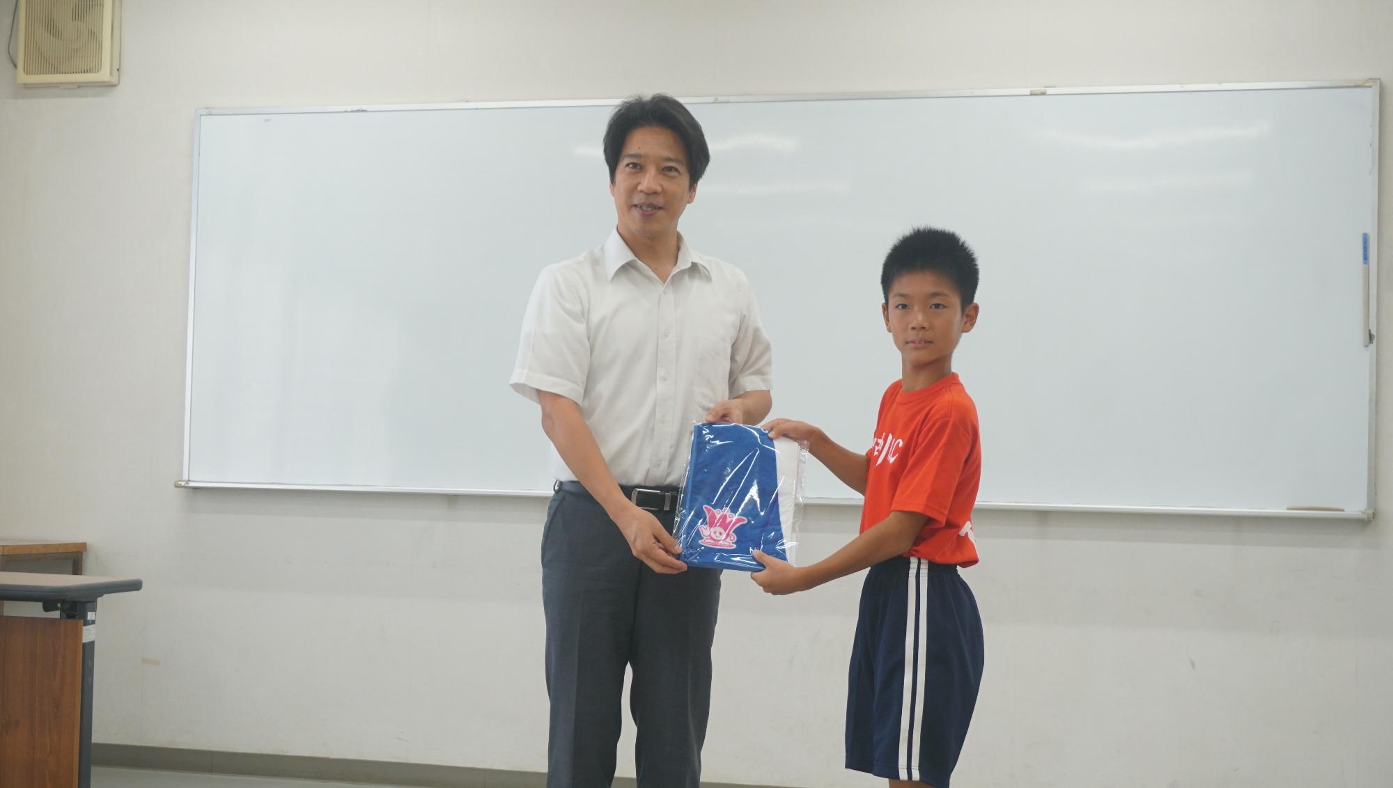 加古川ランニングクラブの選手・関係者と対応者の写真