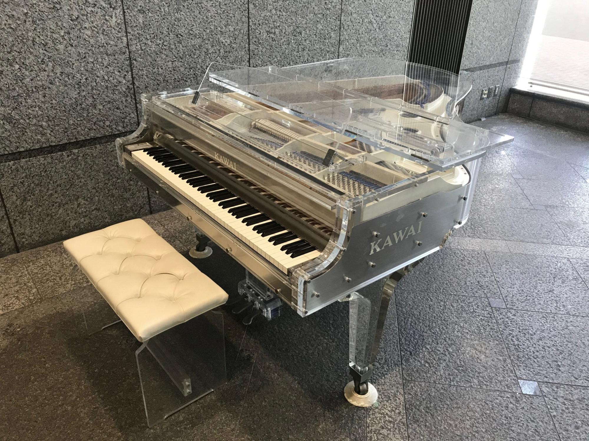 加古川市役所ロビーに設置している屋根が開いている状態のクリスタルピアノ