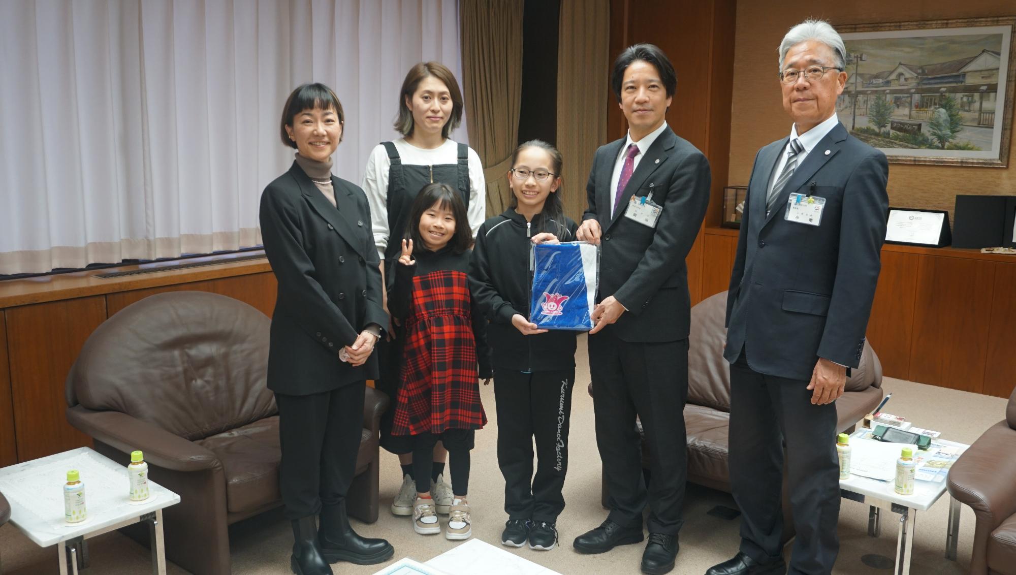 小川綾月さん及び関係者と市長、教育長の写真