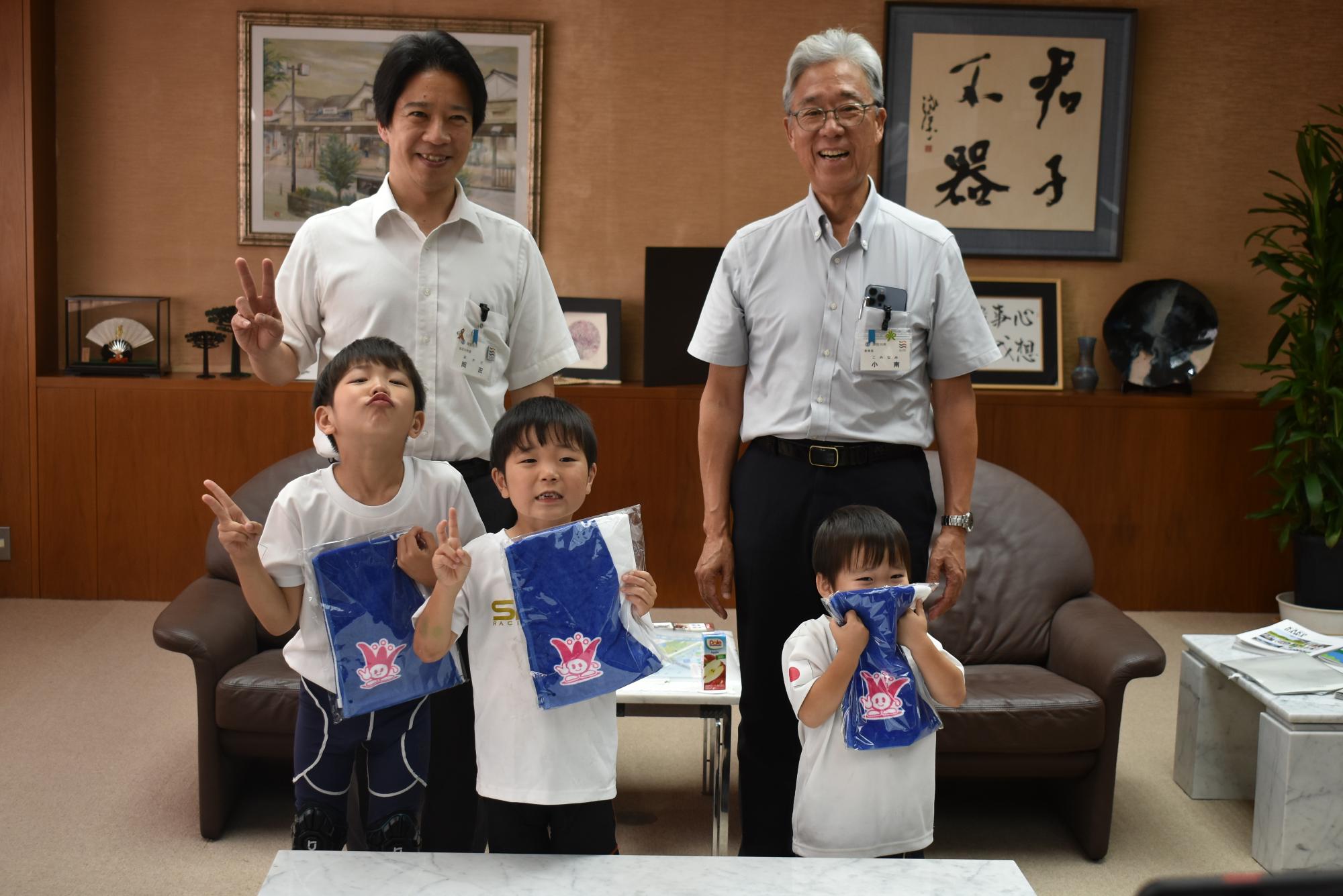 SP racingの田中飛空さん、凛空さん、春空さんと市長、教育長の写真