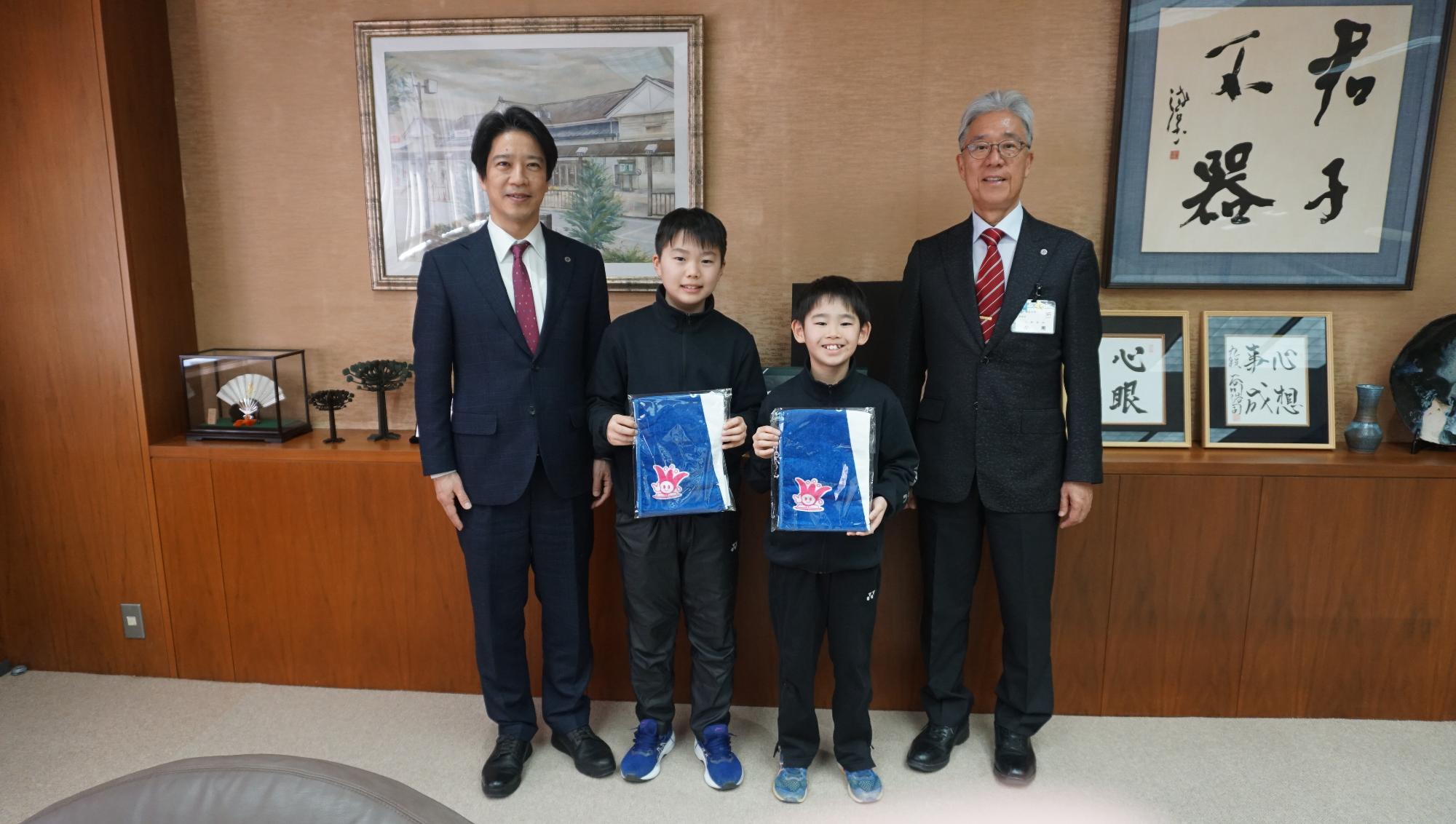 栗田選手、秋庭選手と市長、教育長の写真