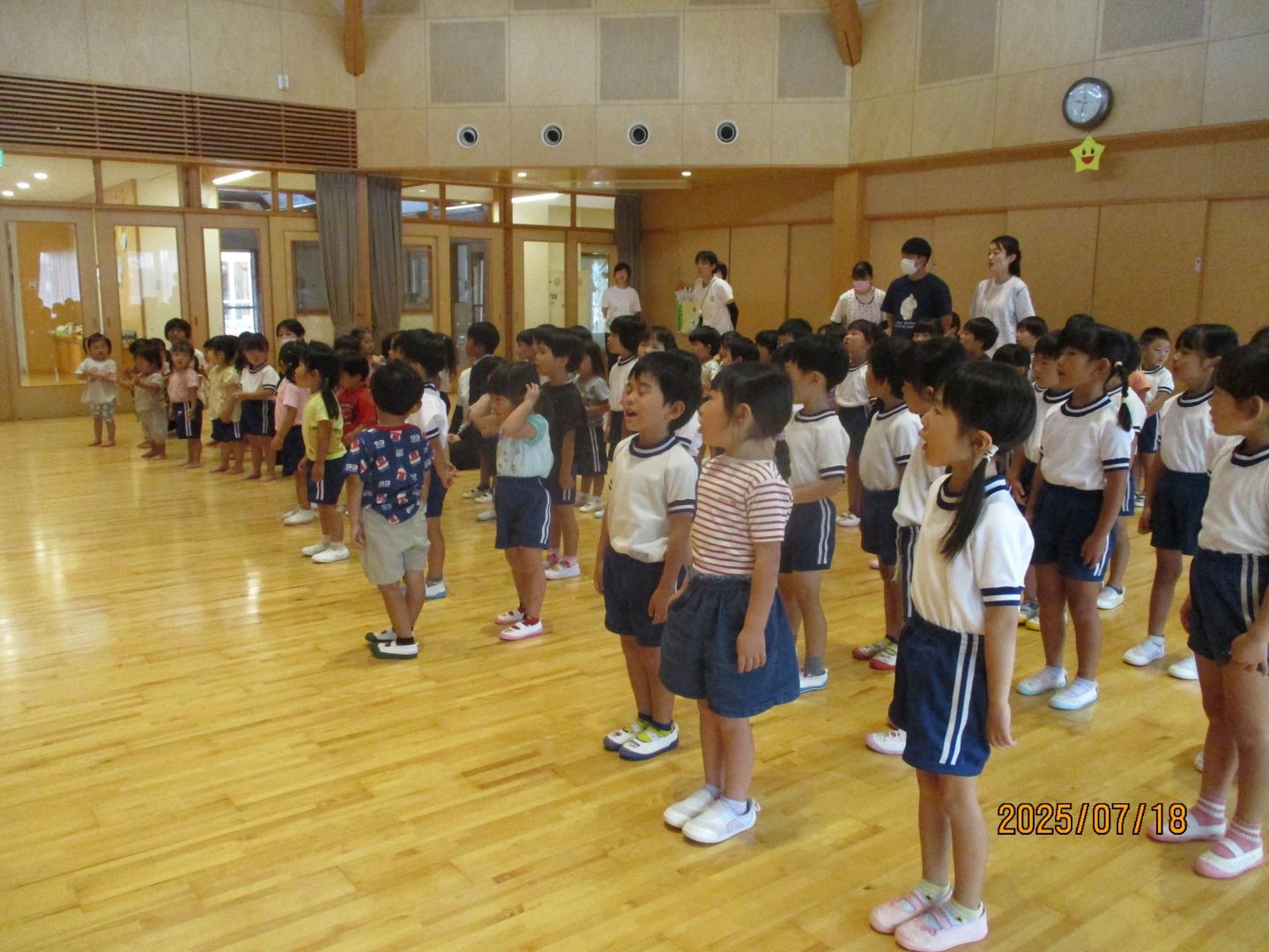 園歌を歌っているところ