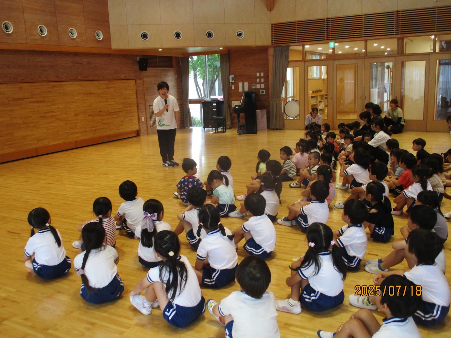 園長先生の話を聞いているところ