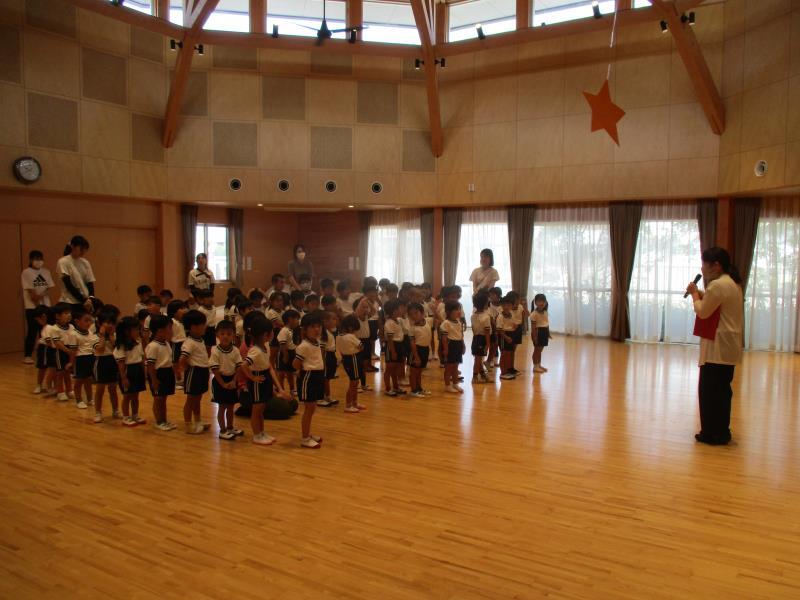 園長先生の話を聞いているところ