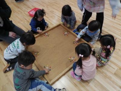コマを回せるようになった0～2歳児の園児の写真