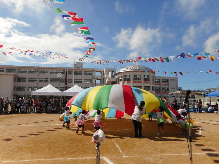 3歳園児によるパラバルーンを用いた創作ダンスの演技風景の写真