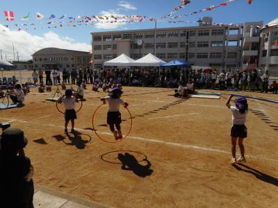 フープを用いた競技風景の写真
