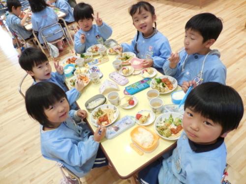 お別れバイキングで楽しそうに食事をしている園児たちの写真
