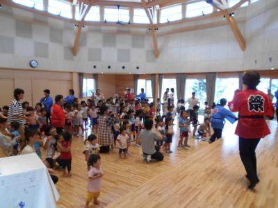 「きよしのズンドコ節」の踊りを披露する老人クラブの方たちの写真