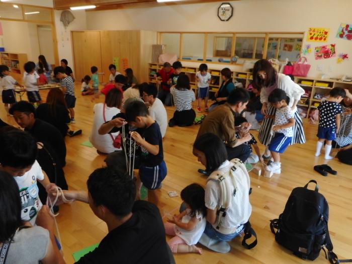 親子ふれあい参観日でパカポコで遊ぶ親子の写真