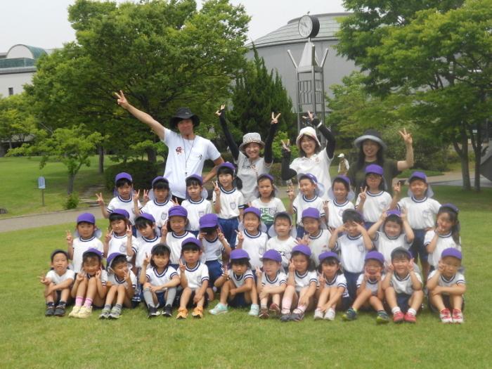 プラネタリウム見学の日に総合文化センターの芝生広場で撮った記念写真