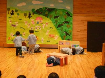 生活発表会で劇をする園児たちの写真