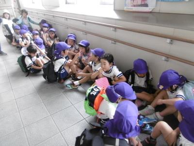 プラネタリウム見学で座って入場を待っている園児たちの写真