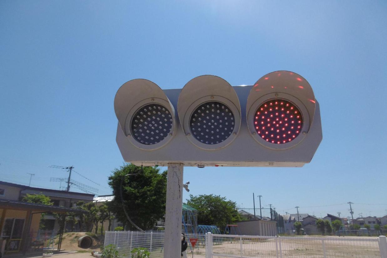 赤はとまれ