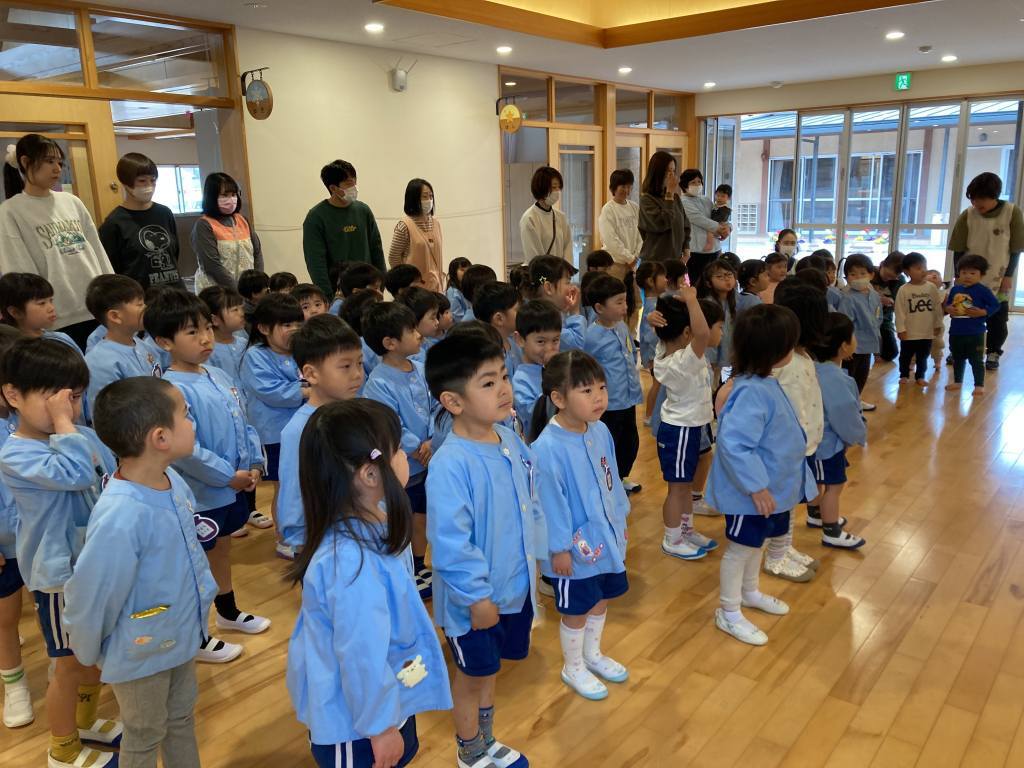 園歌を歌っているところ