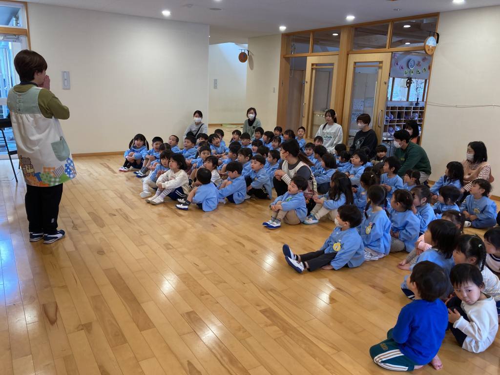 園長先生の話を聞いているところ