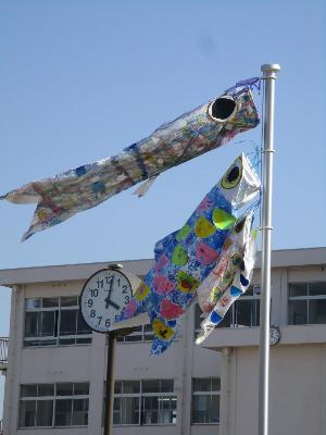 屋根より高いこいのぼり