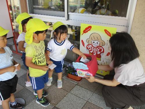 赤い羽根募金をしている子ども達