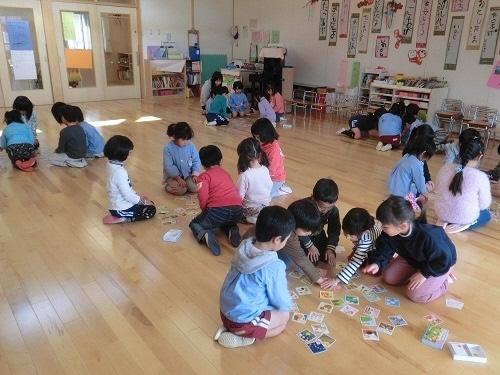 かるた大会で頑張っている園児たちの写真
