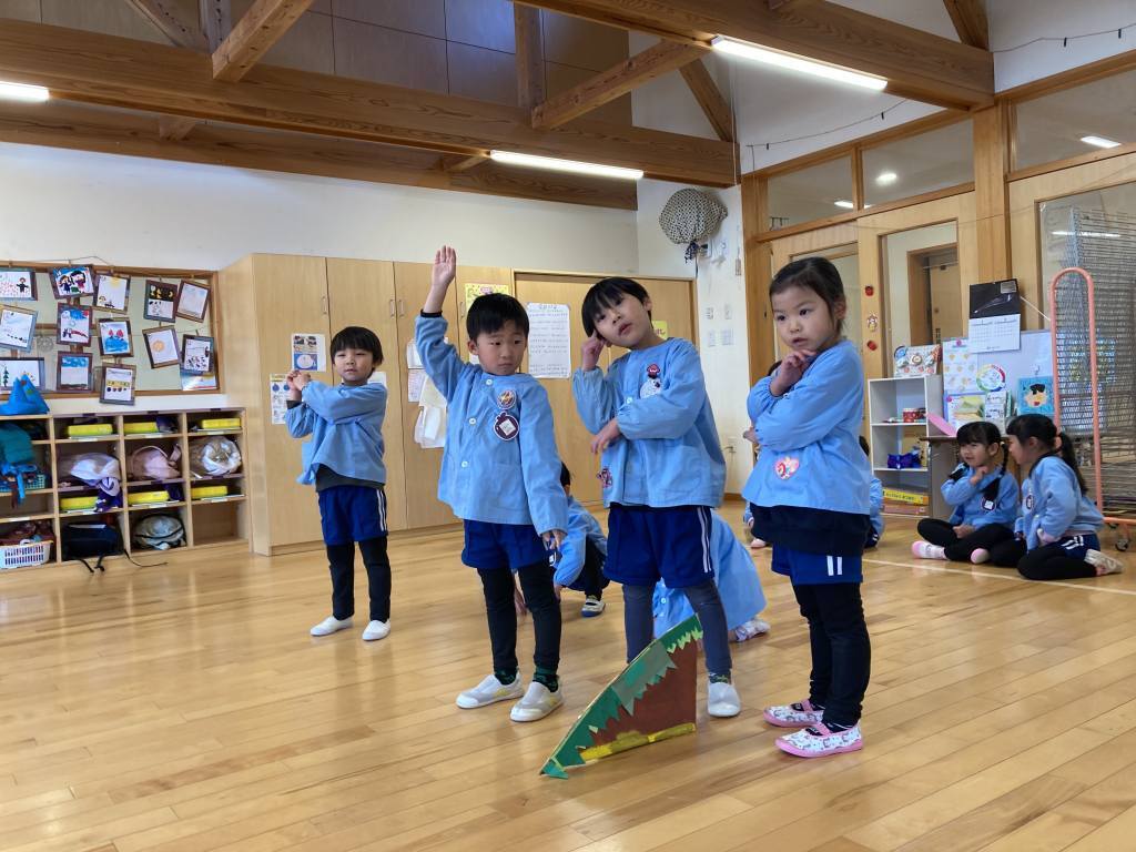 にじ組がオズの魔法使いのげきをしているところ