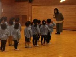 園長先生の話を聞くこども達