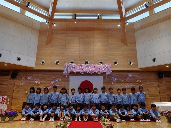 川西こども園の卒園式での記念写真