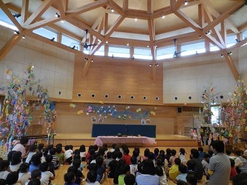 笹飾りがたくさん飾られた川西こども園の遊戯室の写真