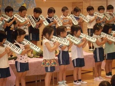 七夕会で「きらきら星」を鍵盤ハーモニカで演奏するにじ組の園児たちの写真