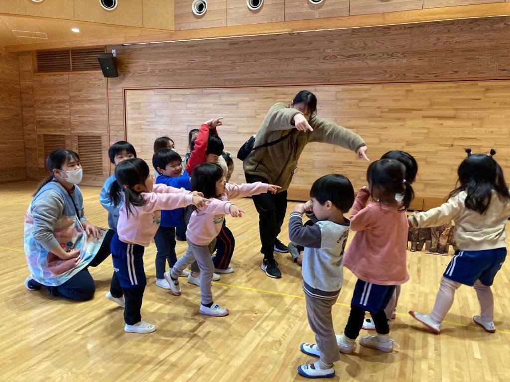 つき組が三匹のやぎのがらがらどんをしているところ