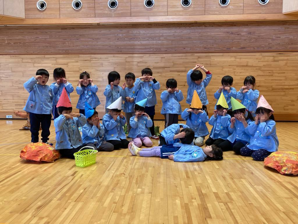 ゆき組が白雪姫の劇をしているところ