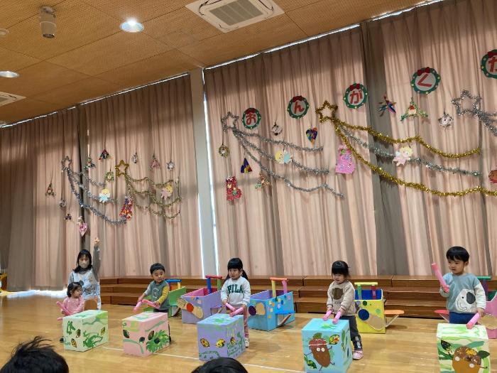 0・1歳児箱の太鼓遊び