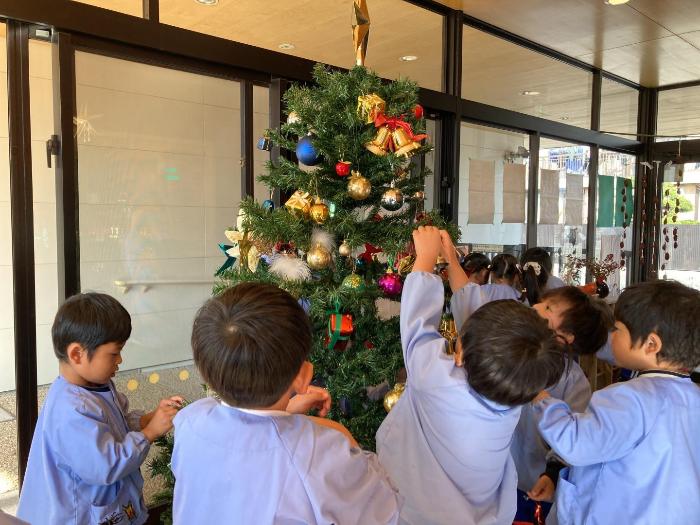 ツリーの飾りつけをする様子