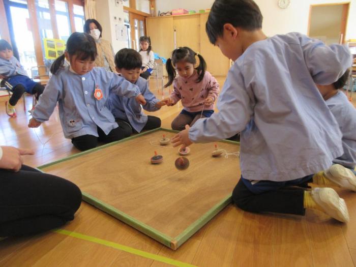 こまを回す3歳児