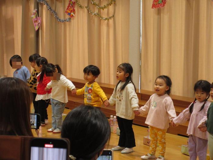 2歳児手をつないで歌う様子