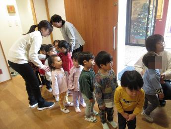 音楽会の入場前の2歳児。ドキドキ