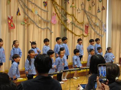 3歳児が歌っている様子