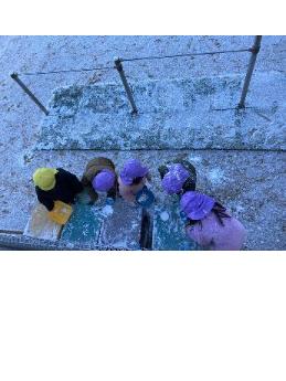 雪に触れる5歳児