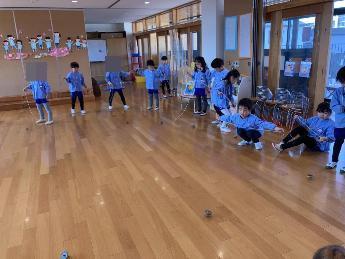 こまを回す5歳児