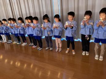 ろうそくに祈りをこめる様子