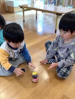2歳児のこま回し