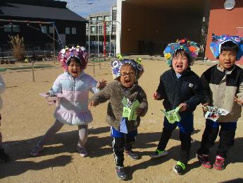 お面を被ってガオー！とうなる5歳児