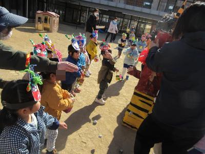 豆まきをする2歳児