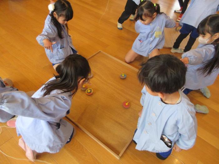 こまを回す4歳児